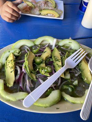 Aguachiles en salsa verde! Deliciosos! La verdad que regresamos!