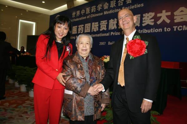 At the ceremony for receiving the Renji Cup, we met the wife of Dr. Renji, one of the most famous doctors in Traditional Chinese Medicine.