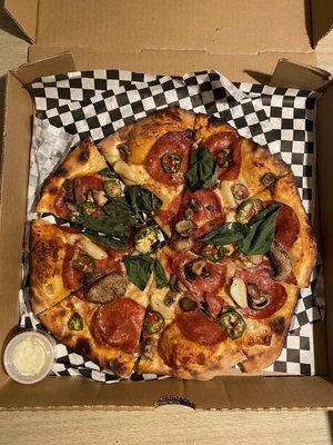 The Spicy Land: pepperoni, mushrooms, roasted garlic, basil, jalapeño. Perfect amount of spice, good crust!