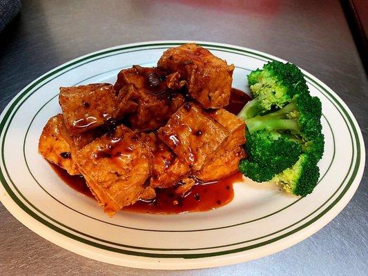 Deep fired soft tofu with chef's special spicy garnished with steam broccolis. It is good choice for vegetarians