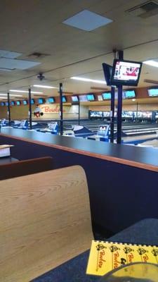 No wonder no one is here on a Friday at 940pm.  Terrible service.    Bowl at your own risk.