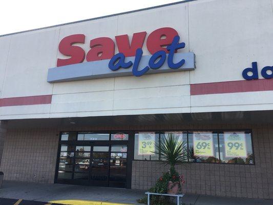 Entrance to Save a Lot