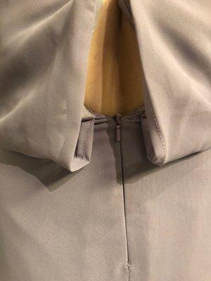 There is no hook at the top of the zipper which would at least provide a clean look