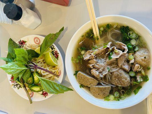 Phở tái bò viên