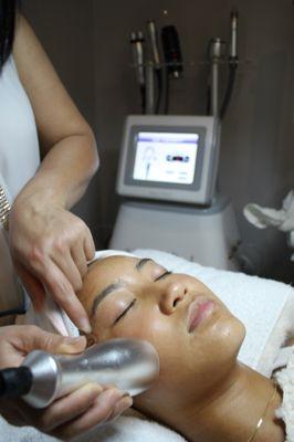 Cooling Probe/Cryotherapy
 Tones skin, supply moisture and nutrients, leaves skin smooth and hydrated.