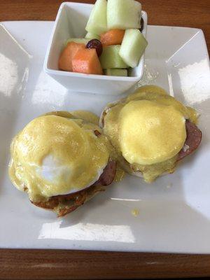 Eggs Benedict with fruit