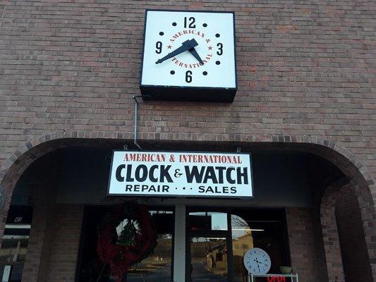 Working clock in front of the shop.