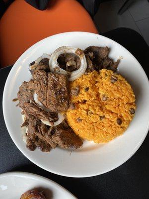 Yellow rice W/guandules, pepper steak