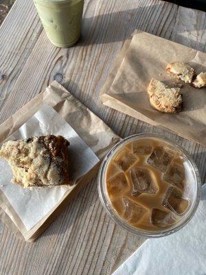 Crumble Cake x Pecan Shortbread Cookie x Bourbon Vanilla Latte - $3.75 x Matcha Latte - $4.50 \\ @sofullsouleater