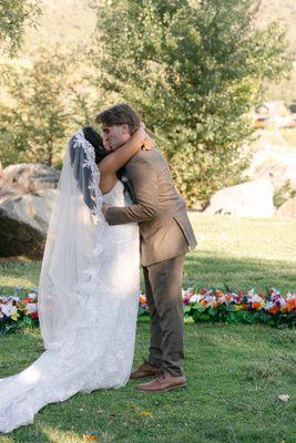 De La Rosa's Bridal & Tuxedos