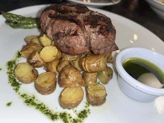 Filet mignon potatoes and asparagus