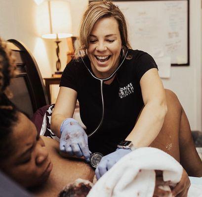 Midwife Becky listening to baby's heart and lungs immediately after birth.  Photographer: Carmen Bridgewater