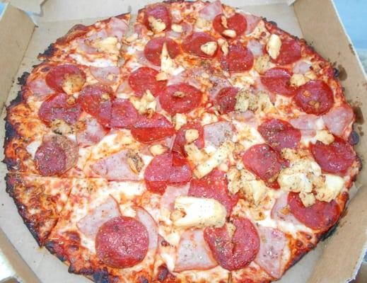 The customized thin crust pizza with pepperoni, ham, and chicken.