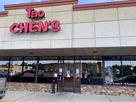 Tao Chen's located in your typical shopping plaza.