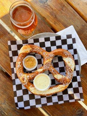 Soft Large Pretzel | Instagram: slimthiccarbs