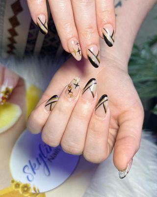 Black and gold dip nails designs