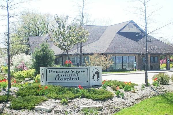 Outside view of Prairie View Animal Hospital from the corner of North First and Rich Road in DeKalb, IL.