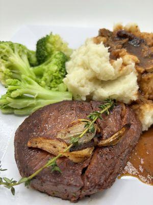 Filet mignon with broccoli and mashed potatoes