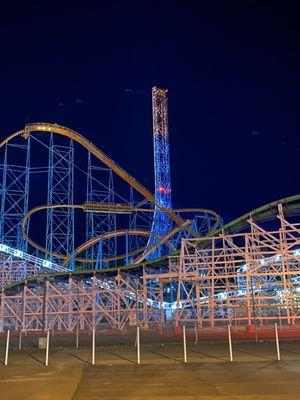 The Roller Coaster all lit up @ Holiday in the Park @ Six Flags Magic Mountain in Valencia Christmas 2020