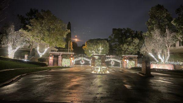 Kensington Home owners association in Aliso Viejo, CA Christmas lights HOA Holiday lights festive community