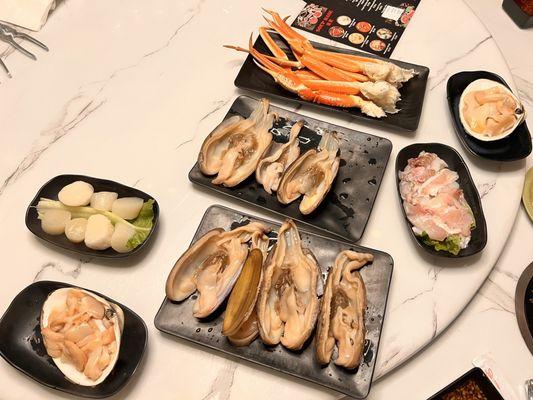 Scallops, Queen clam, Crab legs