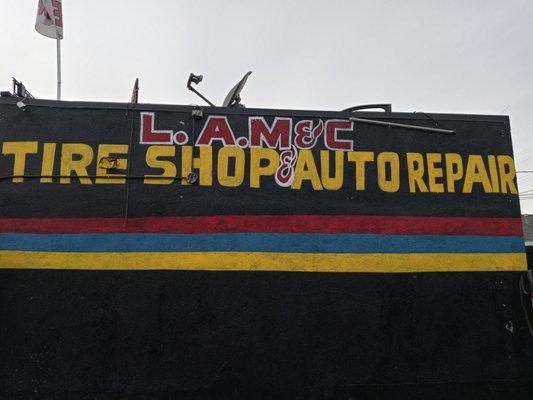 Le ofresemos nuestros servicios de body shop llantera y reparación de autos todo en un mismo lugar