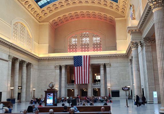 The Great Hall has long benches for commuters, and it looks absolutely gorgeous during Christmas time