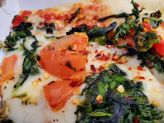 Spinach tomato pizza