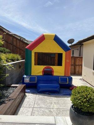 Perfect bounce house for a small area.