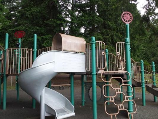 The entire play area has foam concrete for comfort.