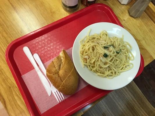 Garlic and oil fettuccine, with free hunk of bread