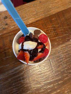 Vanilla frozen yogurt with toppings