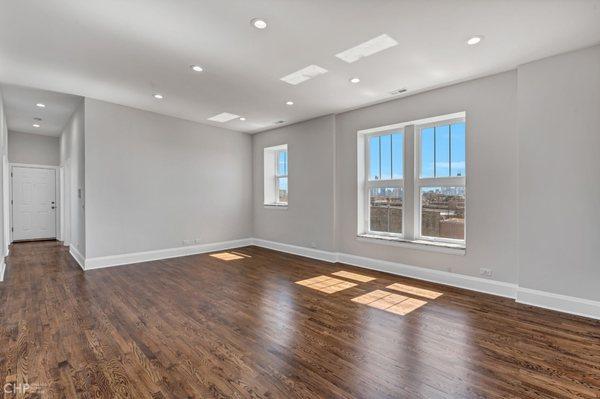 Fully remodeled apartment in Lincoln park