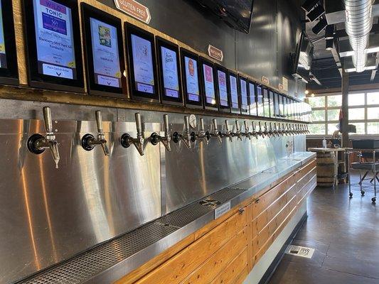 So many beers to choose from of all varieties! (Seltzer and hard kombucha too!) Serve yourself and pay by the ounce.