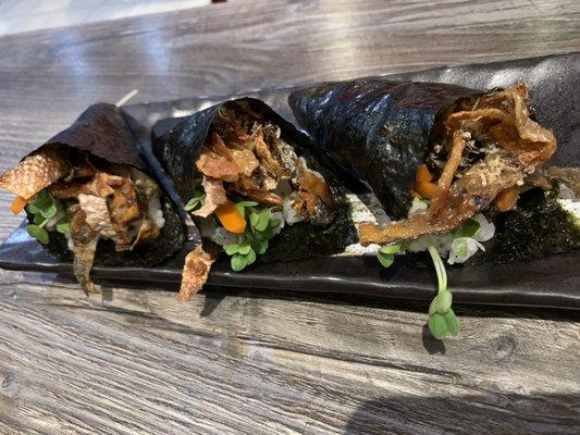 Salmon skin handroll