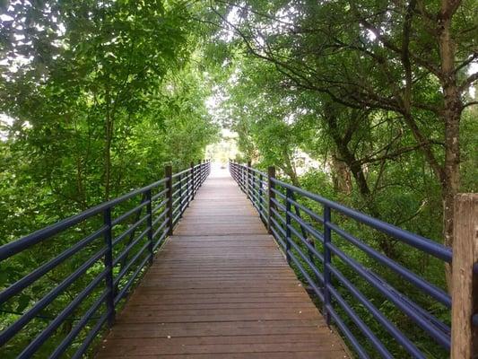 Walkway between the parking and the houseboats.