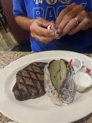 Hamburger steak, potato and salad with Texas toast