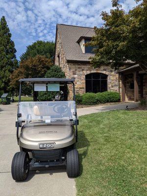 Making the turn. Outside the front of the clubhouse.