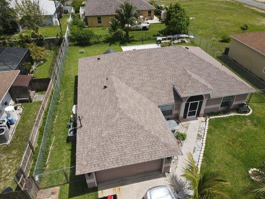 Homeowner chose a GAF Shakewood to match the house color and was very impressed with their roof.