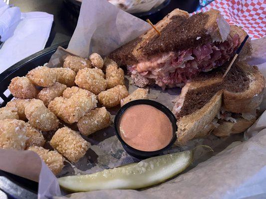 Rueben w/tots & fry sauce