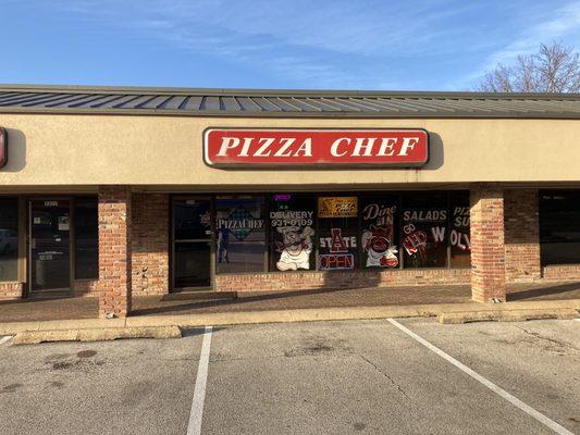 view of front of restaurant (from parking lot, facing north)