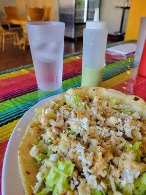 Huarache con pescado