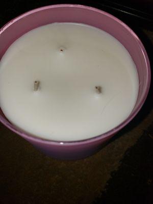 Supposed to be a 3 wick. I pulled out 1 wick and 1 is still stuck below the wax. I have NOT burned this yet.