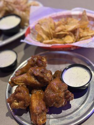 5 count hot wing basket with chips