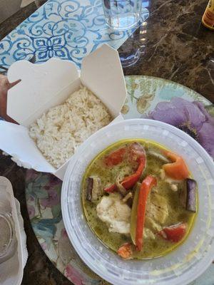 Green curry with chicken and white rice