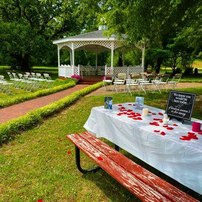 We love to host weddings at the inn. If you're interested, give us a call at 336-786-4109 to inquire about booking.