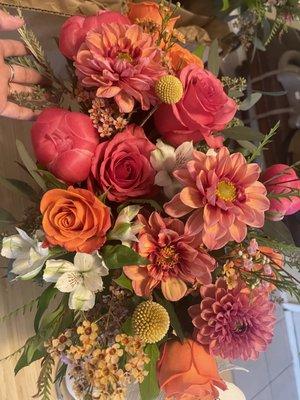 Table setting floral arrangement