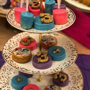 Shimmer and Shine Oreo cookies