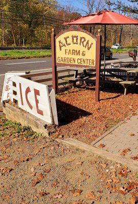 Welcome to Acorn Farms, roadside farm & doughnut stand.