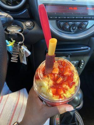 Mango & fresa mangonada con chamoy caliente.